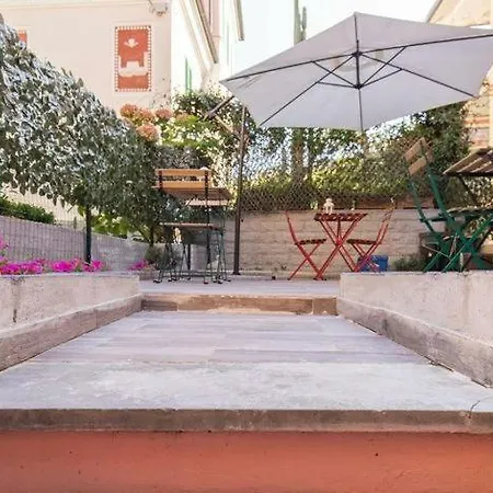 Pink House Garden Guest house
